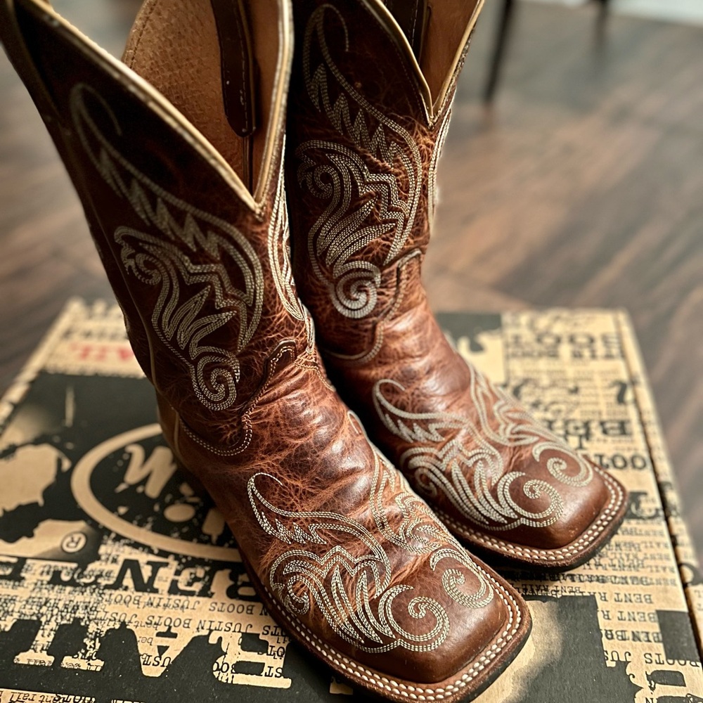 Square toe women’s cowboy boots